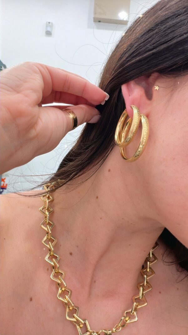 Argollas con dibujo grabado.