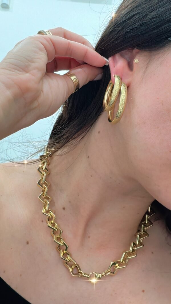 Argollas con dibujo grabado.