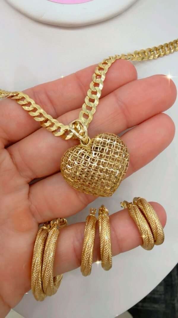 Cadena con dije y argollas