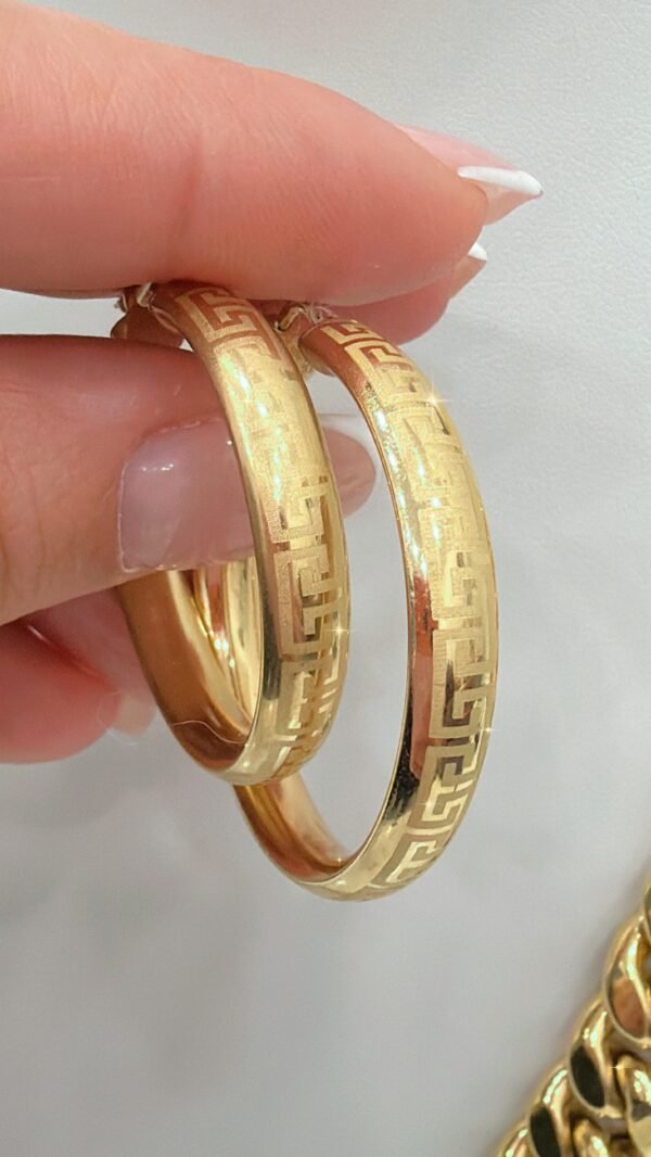 Argollas con dibujo grabado.