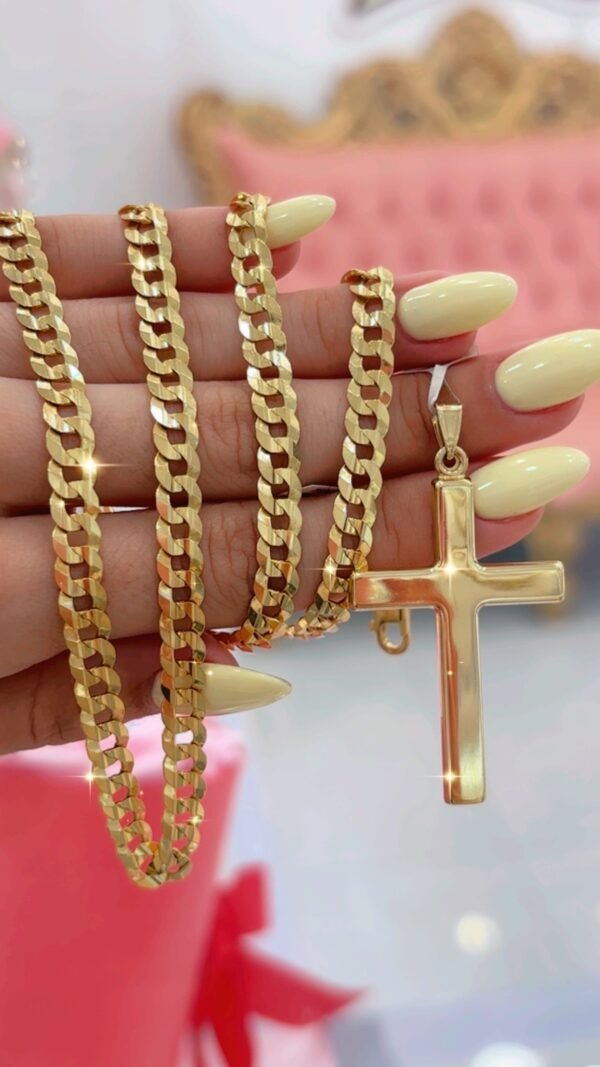 Cadena con dije y manilla