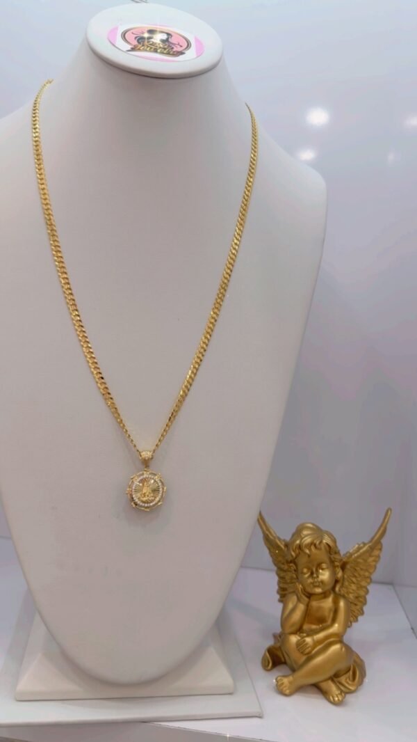 Cadena con dije de la virgen.