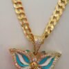 Cadena con dije mariposa.