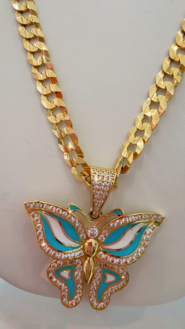 Cadena con dije mariposa.