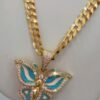 Cadena con dije mariposa.