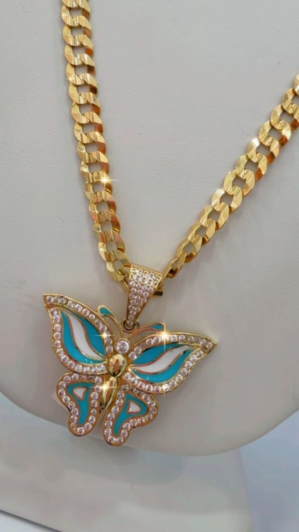 Cadena con dije mariposa.