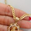 Cadena con dije de la virgen.