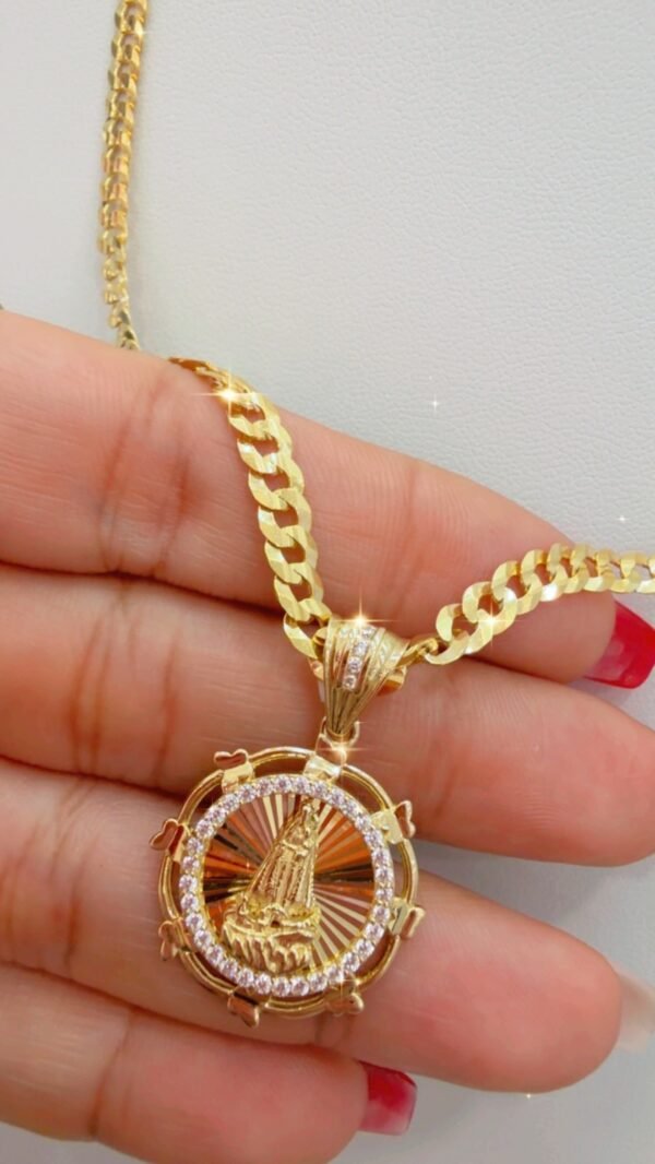 Cadena con dije de la virgen.