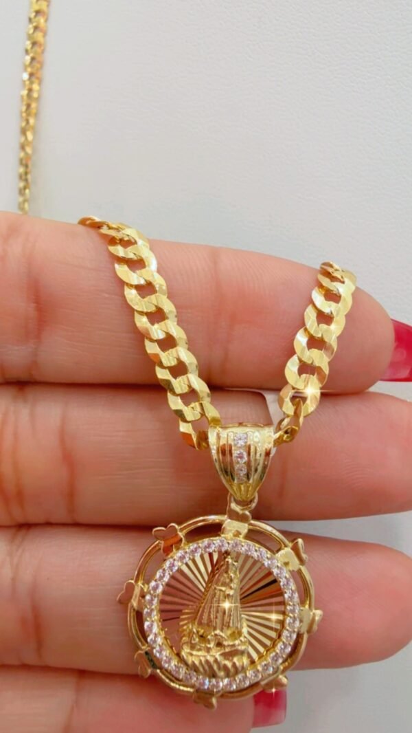 Cadena con dije de la virgen.