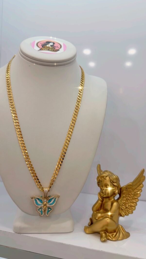 Cadena con dije mariposa.
