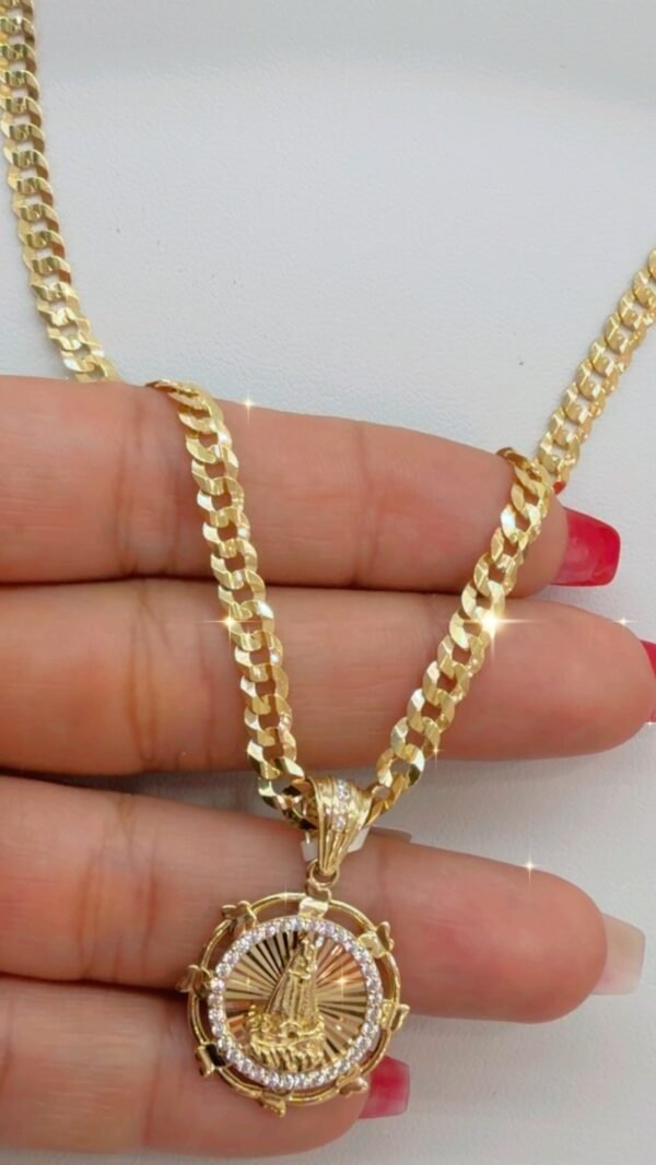 Cadena con dije de la virgen.